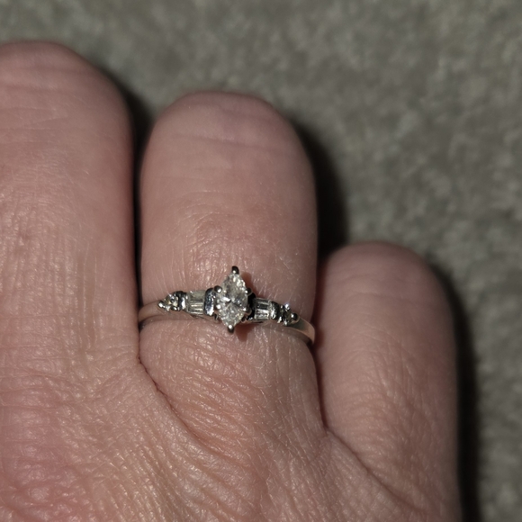 Kay Jewelers Silver Marquise Cut Ring Size 7 - Picture 3 of 5